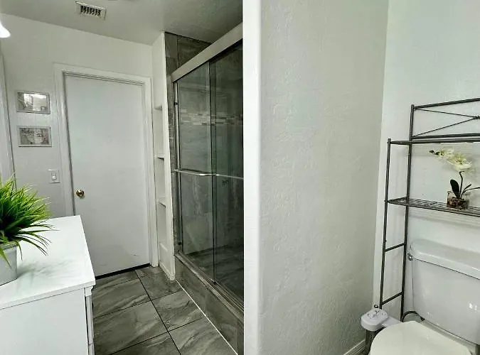 Habitación en casa particular West Phx Cozy King With Private Bathroom Inside A House *