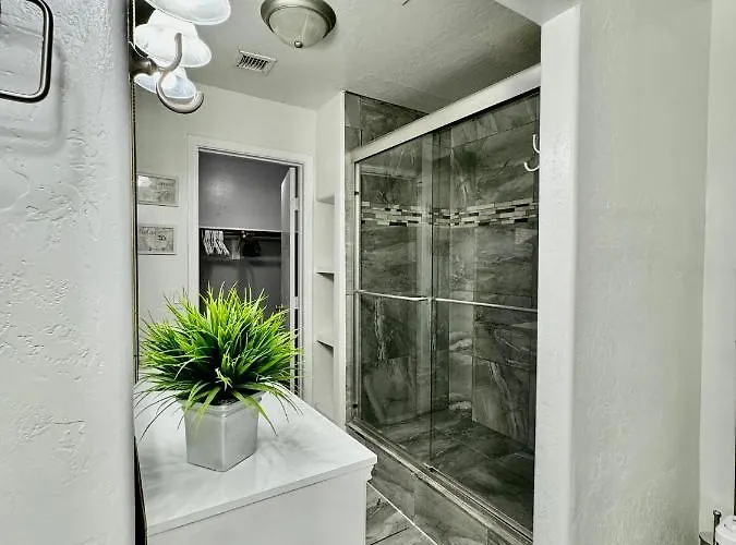 Habitación en casa particular West Phx Cozy King With Private Bathroom Inside A House *