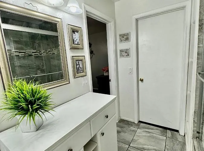 Habitación en casa particular West Phx Cozy King With Private Bathroom Inside A House Phoenix