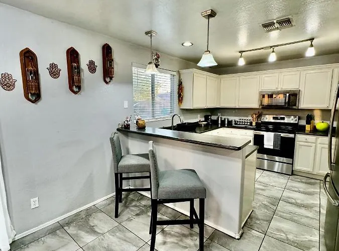 West Phx Cozy King With Private Bathroom Inside A House