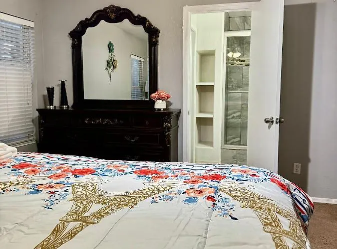 Habitación en casa particular West Phx Cozy King With Private Bathroom Inside A House *
