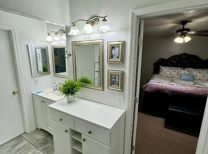 Habitación en casa particular West Phx Cozy King With Private Bathroom Inside A House Phoenix