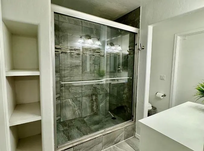 Habitación en casa particular West Phx Cozy King With Private Bathroom Inside A House *